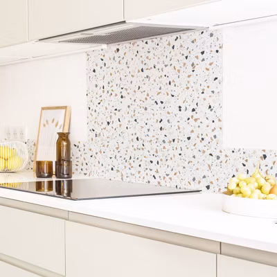 Fond de hotte en aluminium effet terrazzo blanc – 70×60 cm