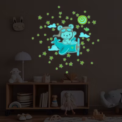 Sticker phosphorescent lumineux – OURSON PILOTE + 50 ÉTOILES – Autocollant mural plafond enfant fluorescent – 100x110cm
