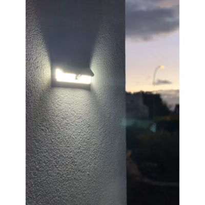 Spot solaire mural très éclairant avec détecteur de présence- Longueur 29,8cm- 300 Lumens maxi