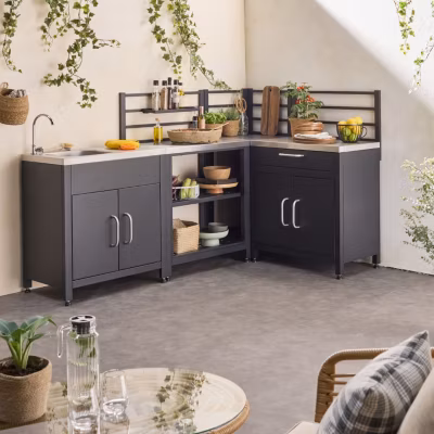 Cuisine extérieure avec 4 modules en acier. meuble avec évier. étagères. tiroirs. rangements