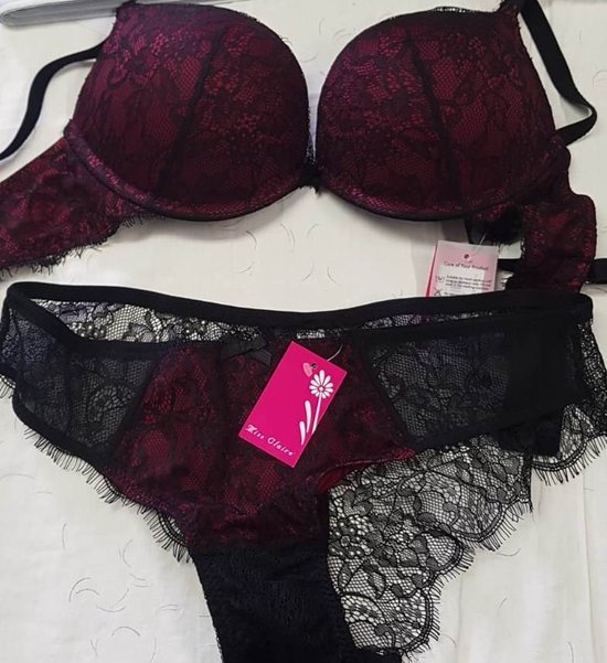 Belle avec String en dentelle
