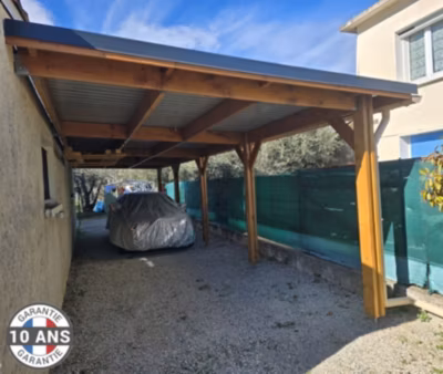 Carport toit plat adossé 350cmx1050cm bois DOUGLAS français (charpente – auvent – abri camping-car). 37 m². Garantie 10 ans.