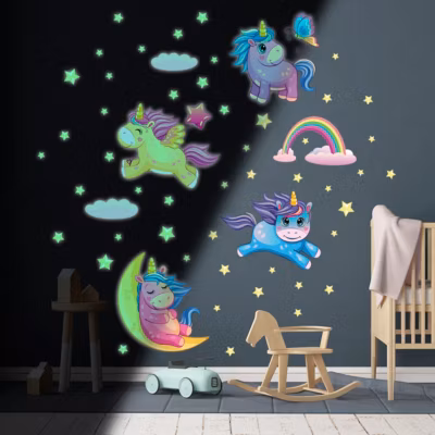 Sticker phosphorescent lumineux – LICORNES DANS LES ÉTOILES – Autocollant mural plafond enfant fluorescent – 95x60cm