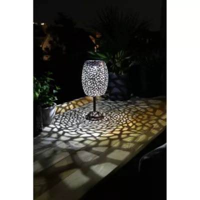 Lampe de table solaire rétro en métal ajouré- Hauteur 35cm- Diamètre 15,5cm- 1 LED blanche- 10 Lumens- Eclairage extérieur Jardin