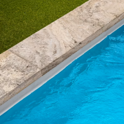 Margelle de piscine Travertin Gris Silver 70x35x8 cm Bord Droit (à l&rsquo;unité) – RO&rsquo;MA NATURE