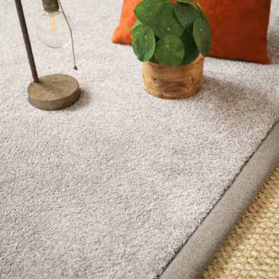 Tapis doux poils longs – Touch grège clair – Ganse marron glacé – 160 x 230 cm