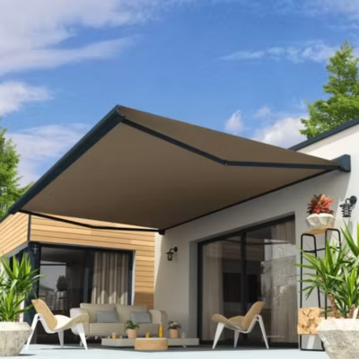Store banne coffre intégral CELESTE 3,00×2,50 M (Motorisé Secours à Télécommande – Armature gris anthracite – Toile taupe)