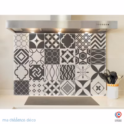Crédence cuisine fond de hotte Carreaux ciment gris foncé et blanc – Verre trempé – L 60 cm x H 45 cm – MaCrédenceDéco