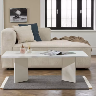 Table basse moderne blanche effet laque pieds en V MARFA