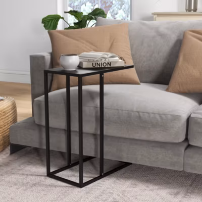 Table basse 46x26x60 cm forme en C en acier noir, design compact et pratique pour canapé ou lit