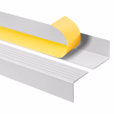 Nez de marche PVC 50×42 mm QUEST, profil autocollant antidérapant – 165 cm, gris clair