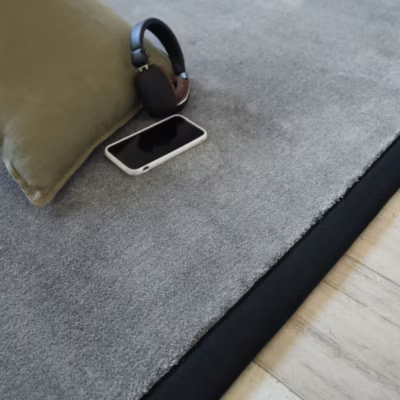 Tapis doux – Hypnose gris acier – Ganse noire – 120 x 170 cm