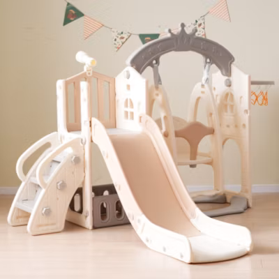 Aire de jeux 5 en 1 avec balançoire, toboggan, échelle, panier, télescope et rangement, pour intérieur et extérieur.